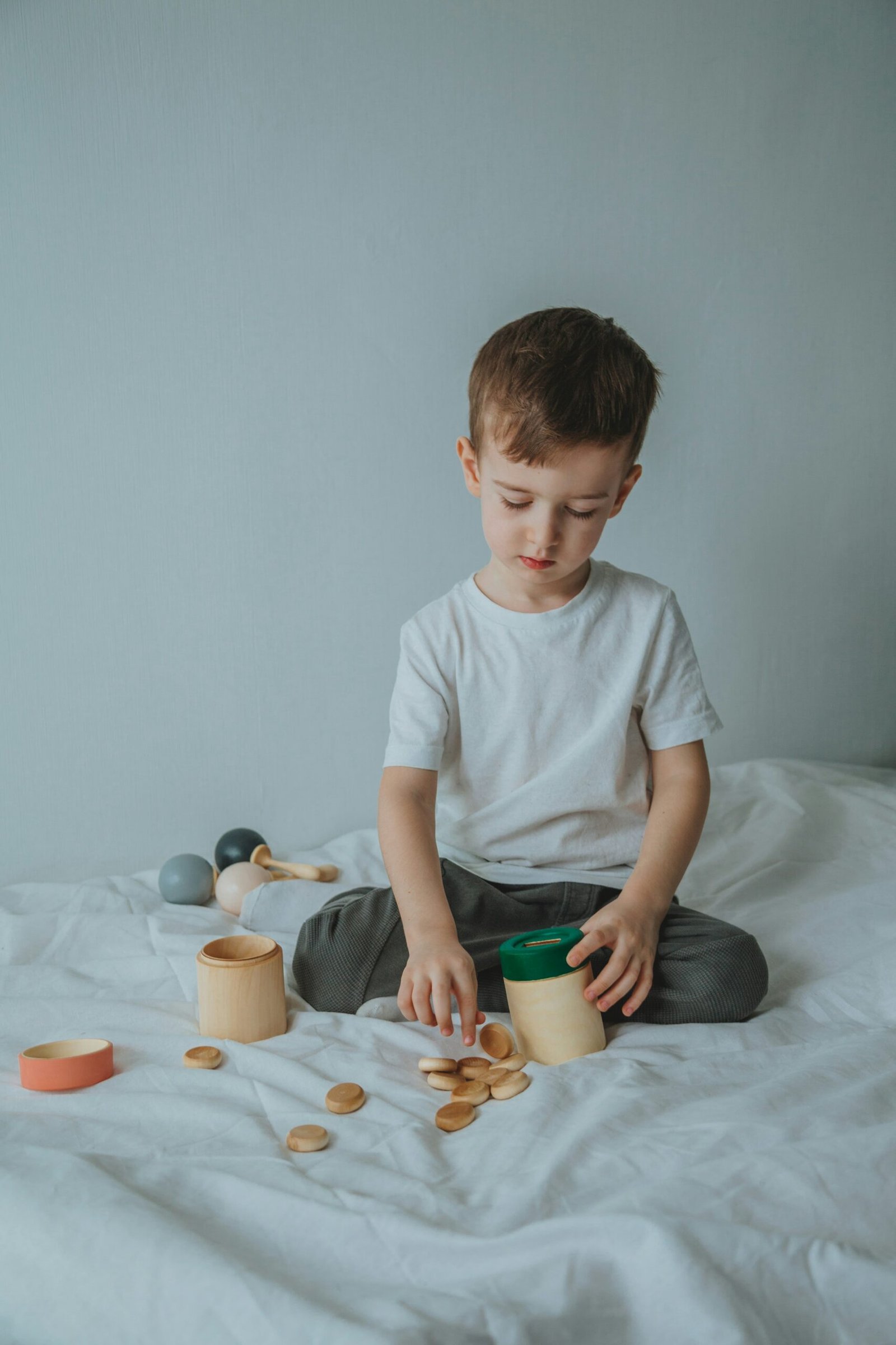 Enfant jouant calmement, accompagnement par une psychologue pour enfant à Arcueil